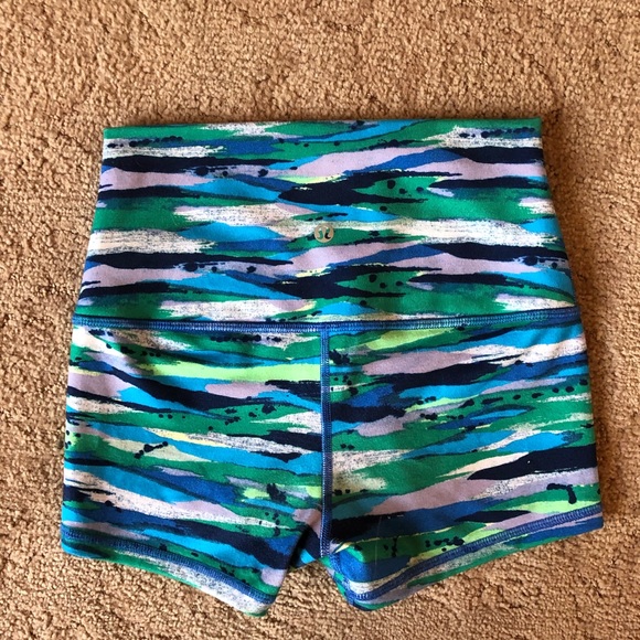 Lululemon shorts - Picture 5 of 8